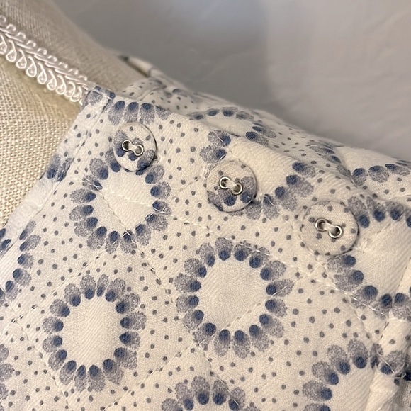 TREASURE & BOND NWOT PRINT POPOVER BLOUSE IN IVORY- BLUE
LOU MEDALLION - Size S - Picture 6 of 14